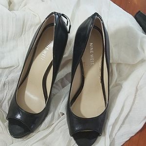 Amazing open to black pumps